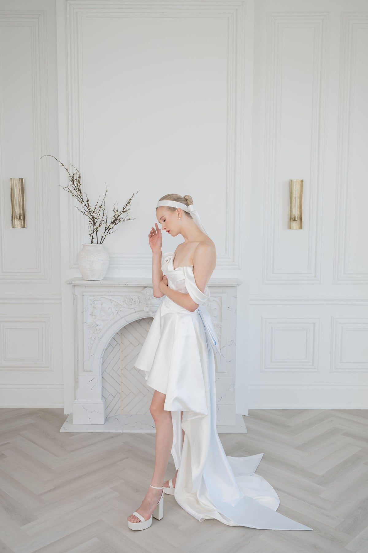 THE SWAN SHORTIE Elegant short wedding dress