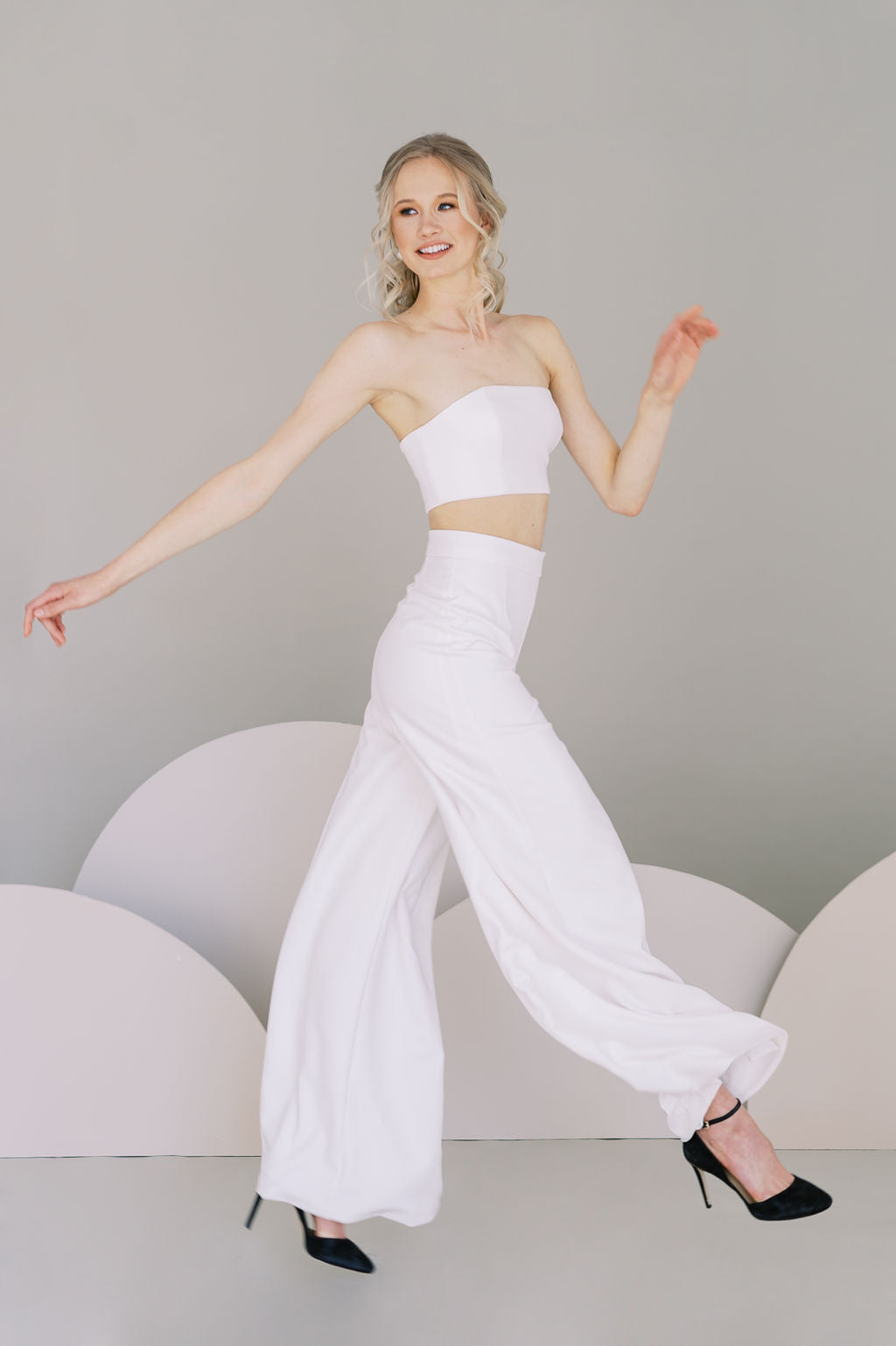 Chic wedding pants for an informal bridal outfit. Stretch crepe palazzo trousers with a tapered fit at the waist. By Catherine Langlois, Canada.